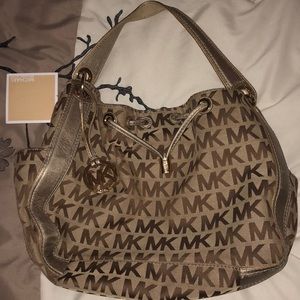 Cute MK shoulder bag with gold accents!